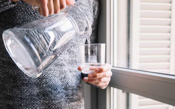Cât de importantă este hidratarea în prevenirea și ameliorarea hemoroizilor?